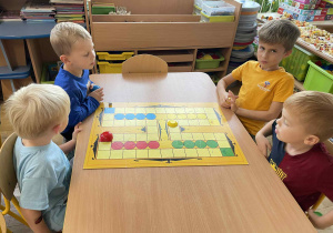 Dzieci podczas gry w planszówki