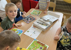 Dzieci podczas gry w planszówki