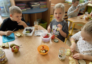 Dzieci kroją owoce do słoików