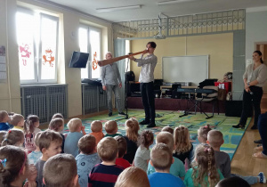 Dzieci słuchają utworu muzycznego
