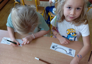 Dziewczynki z grupy IV wykonują zakładki