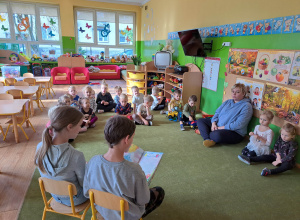 Spotkanie czytelnicze z absolwentami przedszkola