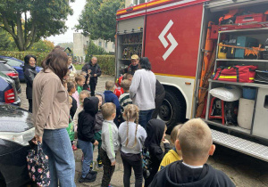 Dzieci oglądają sprzęt w wozie strażackim
