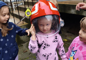 Dziewczynka w kasku strażackim