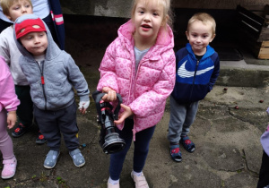 Dziewczynka trzyma końcówkę od węża strażackiego