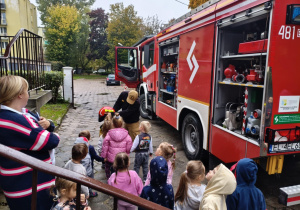 Dzieci oglądają wóz strażacki