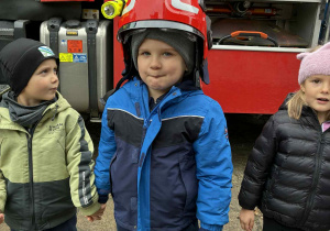 Chłopiec w kasku strażackim