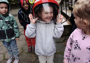 Dziewczynka w kasku strażackim