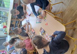 Dzieci z grupy III wycinają produkty z gazetek