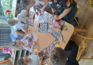 Dzieci z grupy III wycinają produkty z gazetek