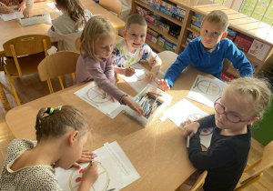 Dzieci z grupy III kolorują zdrowy talerz