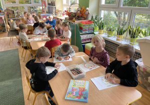 Dzieci z grupy III kolorują zdrowy talerz