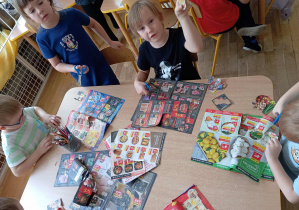 Dzieci z grupy IV wycinają produkty z gazetek