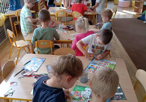Dzieci z grupy IV wycinają produkty z gazetek
