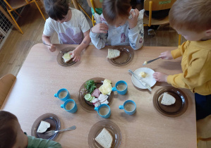 Dzieci szykują sobie zdrowe kanapki na śniadanie