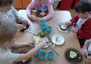 Dzieci szykują sobie zdrowe kanapki na śniadanie