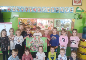 Dzieci z grupy I ze swoją pracą plastyczną Zdrowy Talerz