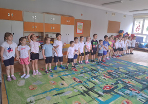 Dzieci z grupy III stoją w szeregu