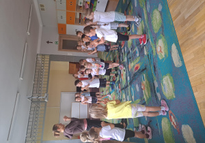 Dzieci z grupy III podczas rozgrzewki