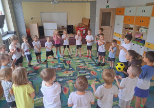 Dzieci z grupy III stoją w kole