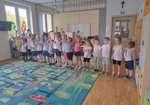 Dzieci z grupy III trzymają piłeczki