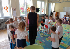 Dzieci z grupy IV stoją w kole