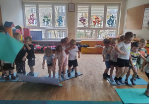 Dzieci z grupy II podczas konkurencji z przekładania ścieżki z maty