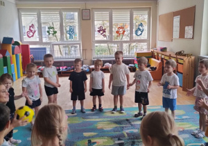 Dzieci z grupy II stoją w kole