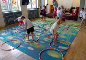 Dzieci z grupy IV podczas przekładania ścieżki z hula hop