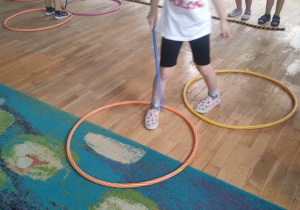 Dzieci z grupy II podczas przekładania ścieżki z hula hop