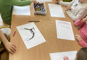 Dzieci z grupy IV koloruja ryzunek ręcznika