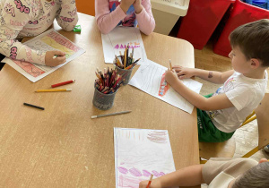 Dzieci z grupy IV koloruja ryzunek ręcznika