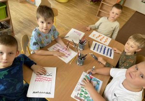 Dzieci z grupy IV koloruja ryzunek ręcznika