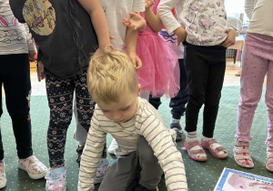 Dzieci wkładają namydlony palec do wody z pieprzem