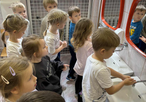 Dzieci z grupy II podczas nauki mycia rąk