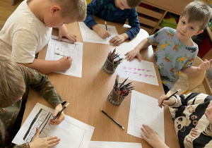 Dzieci z grupy IV koloruja ryzunek ręcznika