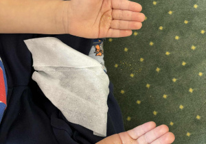 Dziecko pokazuje ręcę ubrudzone brokatem