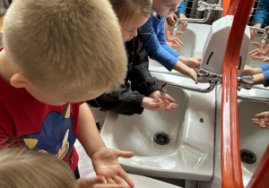 Dzieci z grupy II podczas nauki mycia rąk