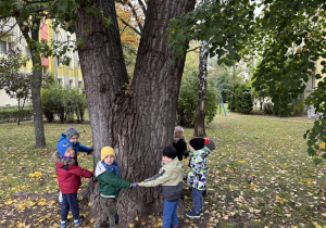 Dzieci z grupy II podczas spaceru