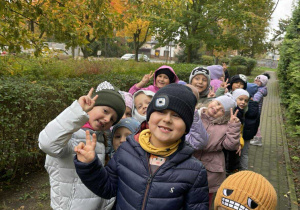 Dzieci z grupy IV podczas spaceru