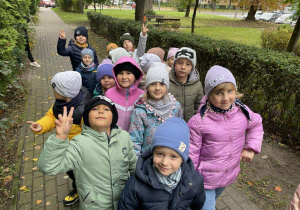 Dzieci z grupy IV podczas spaceru