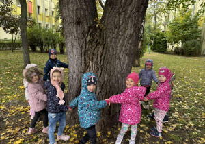 Dzieci z grupy II podczas spaceru