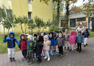 Dzieci z grupy II podczas spaceru