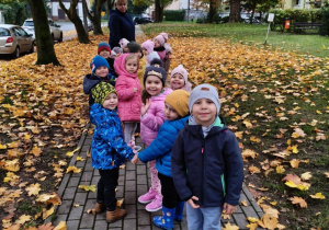 Dzieci z grupy I podczas spaceru