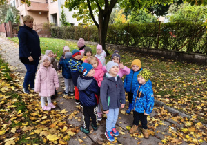 Dzieci z grupy I podczas spaceru