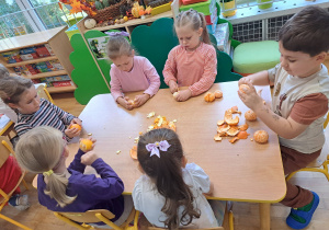 Dzieci z grupy III kroją owoce