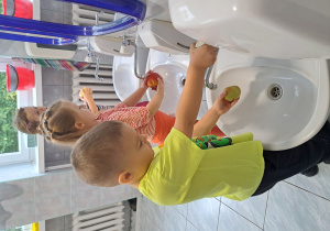 Dzieci z grupy III myją jabłka