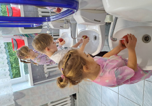 Dzieci z grupy III myją jabłka