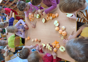 Dzieci z grupy III kroją owoce