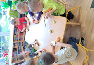 Dzieci z grupy III kroją owoce